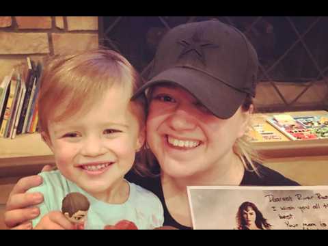 VIDEO : Kelly Clarkson's daughter receives Wonder Woman from Gal Gadot