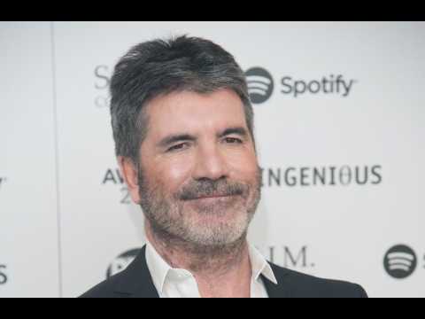 VIDEO : Simon Cowell threatened with golf club