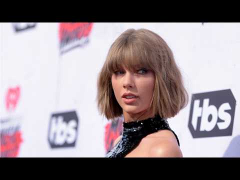 VIDEO : DJ Pays Taylor Swift $1 Sacagawea Coin
