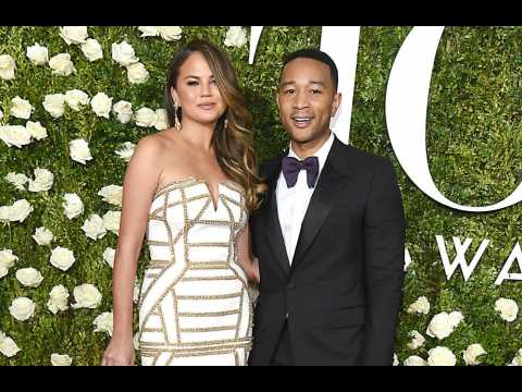 VIDEO : Chrissy Teigen's out of control pregnancy cravings
