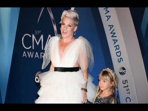 VIDEO : Pink is preparing daughter for dog's death