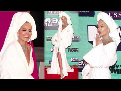 VIDEO : Rita Ora Wore a Bathrobe on the Red Carpet