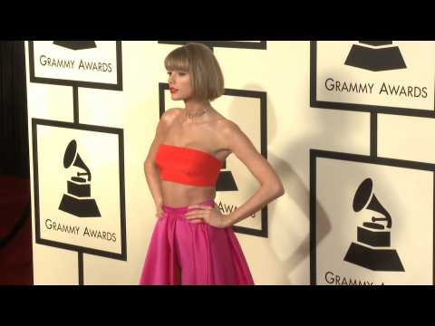VIDEO : Taylor Swift surprises fans at popup shop