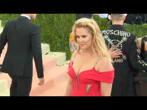 VIDEO : Amy Schumer sparks rumours about new relationship