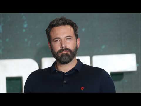 VIDEO : Affleck Prentends To Be Batman For His Son