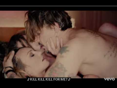 VIDEO : Johnny Depp simulates threesome in Marilyn Manson video