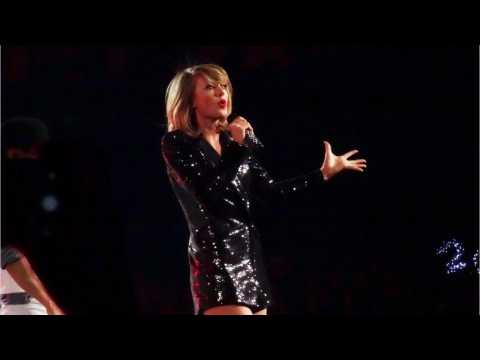 VIDEO : Taylor Swift Announces Tour Dates!