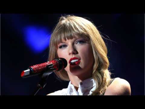 VIDEO : Taylor Swift Wins Another CMA Award