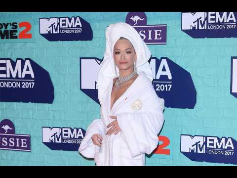 VIDEO : Rita Ora en peignoir sur le tapis rouge des MTV EMA