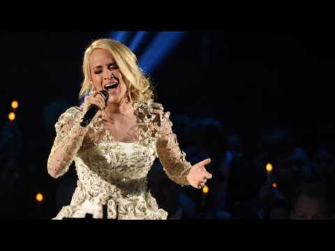 VIDEO : Carrie Underwood Injures Herself At Home, Becomes Unable To Perform