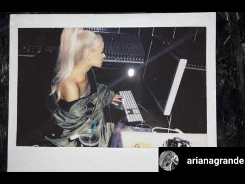 VIDEO : Ariana Grande working on new music
