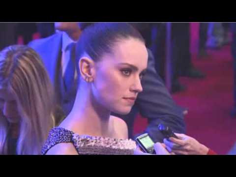 VIDEO : Star Wars: What Is Rey's True Origin?