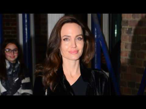 VIDEO : Jolie Gives Young Women Advice