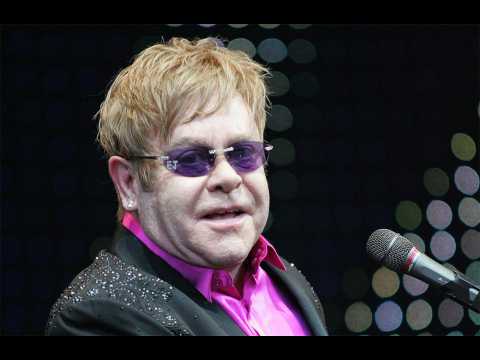 VIDEO : Elton John praises sexy Miley Cyrus