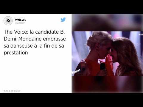 VIDEO : The Voice : B. Demi-Mondaine embrasse sa danseuse en plein direct!