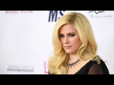 VIDEO : Avril Lavigne Makes First Rec Carpet Appearance After Two Years Of Laying Low