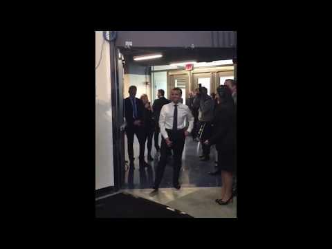 VIDEO : L'arrive d'Emmanuel Macron  la George Washington University. Vido Olivier Royant.