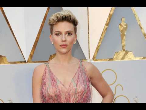 VIDEO : Scarlett Johansson accidentally flashed on a plane