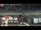 États-Unis : Des camions s'alignent sous un pont pour empêcher un suicide (Vidéo)