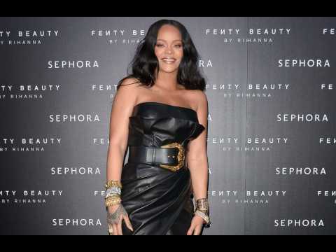 VIDEO : Rihanna's top beauty tips for looking thinner