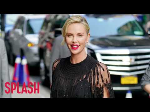 VIDEO : Charlize Theron is still dealing with Atomic Blonde injuries