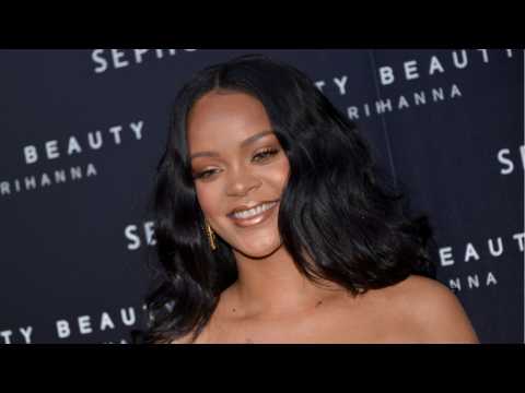 VIDEO : Rihanna Posts Instagram to Show Off Leg Hair and 