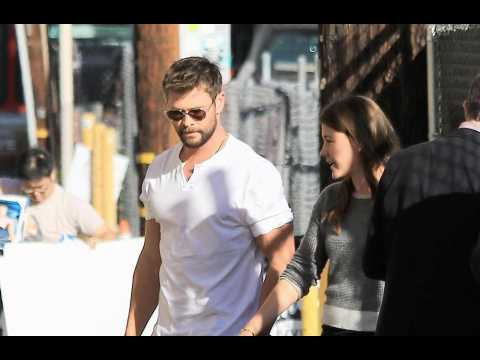 VIDEO : Chris Hemsworth wants Matt Damon banned from Australia