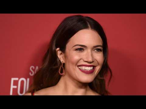 VIDEO : Mandy Moore's 90s Throwback