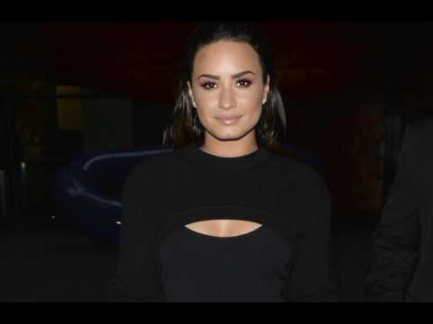 VIDEO : Demi Lovato fractures foot
