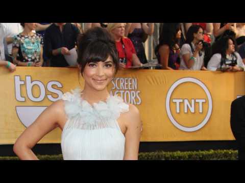 VIDEO : Hannah Simone Shows What Is Inside Her Bag