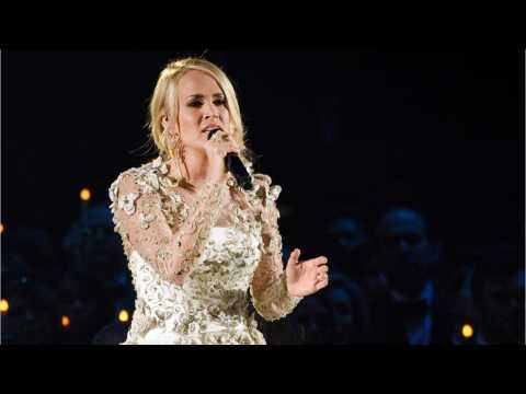 VIDEO : Carrie Underwood Returns After Face Injury