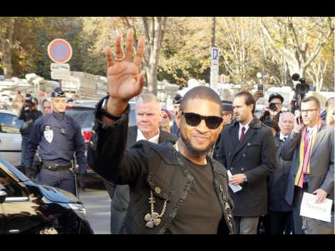 VIDEO : Usher's jewellery stolen