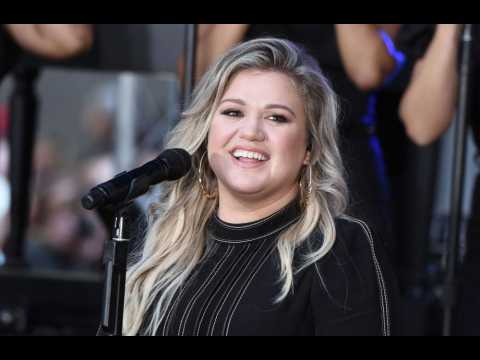 VIDEO : Kelly Clarkson hosting 2018 Billboard Music Awards