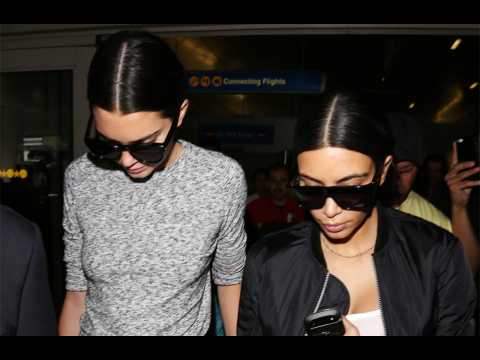 VIDEO : Kim Kardashian West and Kendall Jenner visit Khloe Kardashian