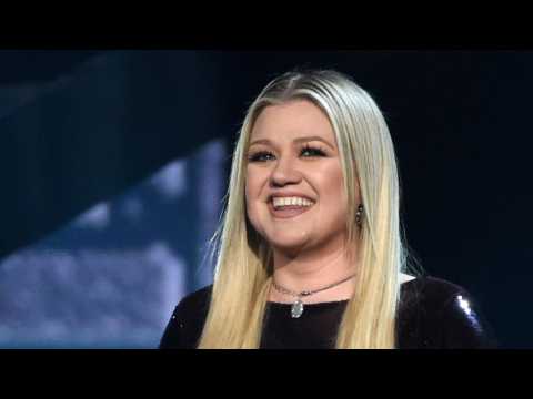 VIDEO : Kelly Clarkson Hosts 2018 BMAS