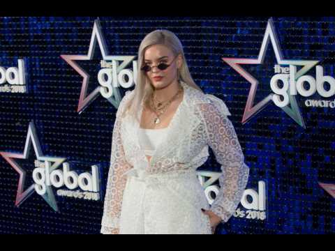 VIDEO : Anne-Marie is bisexual