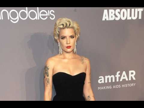 VIDEO : Halsey doesn't want to be indifferent