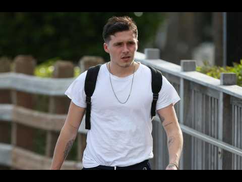 VIDEO : Brooklyn Beckham and new girlfriend get intimate in public