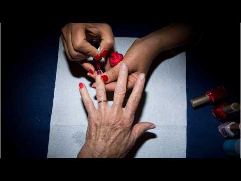 VIDEO : 11 Holiday Nail-Polish Collections That'll Make Your Fingers Feel Festive