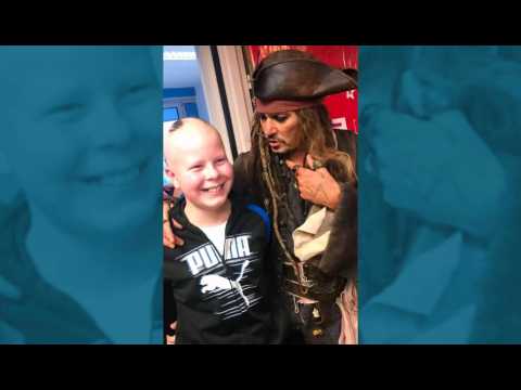 VIDEO : Johnny Depp, en Pirate des Carabes, rend visite  des enfants atteints du cancer  l'Inst