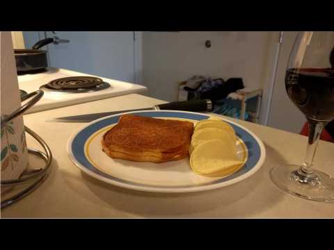 VIDEO : Excellent Grilled Cheese With Inside-Out Dinner Rolls