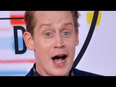 VIDEO : Macaulay Culkin Trolls Brother At The Golden Globes