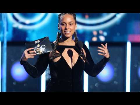 VIDEO : Alicia Keys Signs On To Host 2019 Grammy Awards