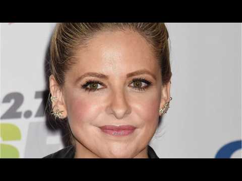 VIDEO : Sarah Michelle Gellar Is In Horror-Style Olay Super Bowl Ads