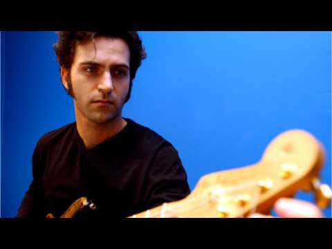 VIDEO : Guitarist Dweezil Zappa  Wants To Teach People How To Rock