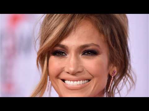 VIDEO : J.Lo Pays Tribute To Longtime Hairstylist