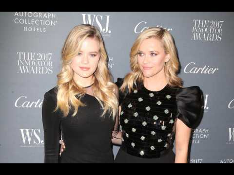 VIDEO : Reese Witherspoon parle  ses enfants via Snapchat