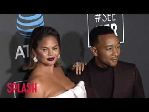 VIDEO : Chrissy Teigen's Modern Dating Confusion