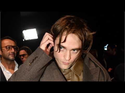 VIDEO : Robert Pattinson's Fashion Week Faux-Pas