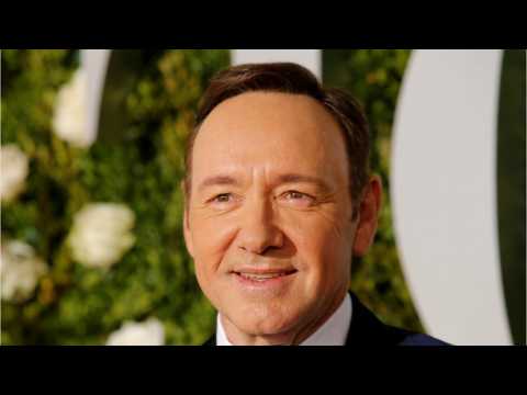 VIDEO : Kevin Spacey Delivers Pizza To Paparazzi